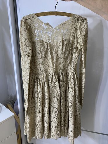 elegantna haljina forever: Elegantna krem/bež haljina, od čipke, sa postavom bež boje. Nošena