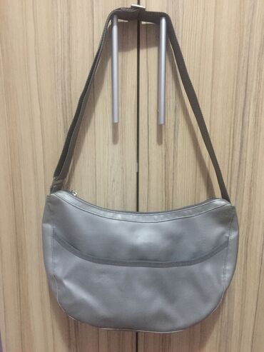 Handbags: Sportska torba srebrno-sive boje. Potpuno zdrava i spolja i unutra