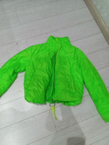 Polo köynəklər: Neon yaşıl rəngli qısa şişmə qış gödəkçəsi. - Parlaq neon yaşıl rəng