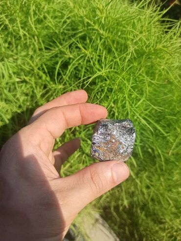 Digər kolleksiyalar: Təbii Galen daşı. Tamamilə təbii, emal olunmamış gümüşü-metalik — 7