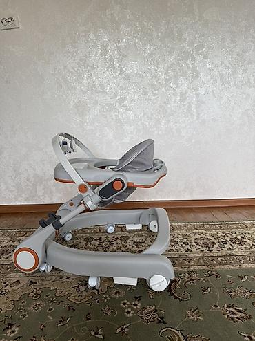 Бала бастыргычтар: Детские ходунки серого цвета с оранжевыми акцентами. Модель выполнена — 2