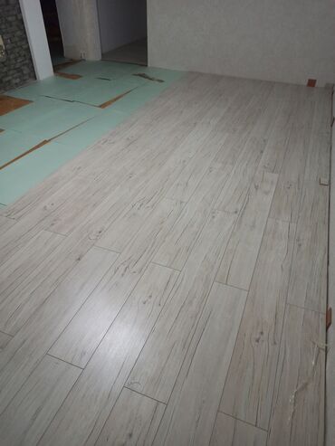 Döşəmə işləri: Laminat ustası her bir nov laminatlarin vurulmasi bilintuslarin — 13