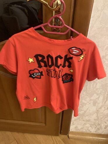 Futbolka və maykalar: Rok ulduzu mövzulu qrafik çaplı qısaqol qırmızı futbolka. "ROCK STAR"