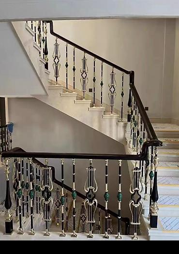 Изготовление перил: Элегантная винтовая лестница с перилами, выполненными из комбинации — 18