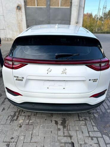Другие автомобили: Электромобиль кроссовер (белый цвет кузова). Ключевые особенности: - — 5