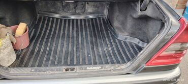 Mercedes-Benz: Mercedes-Benz sedan (W202/C-Class) – be mühərrikli Xüsusiyyətlər: - — 2