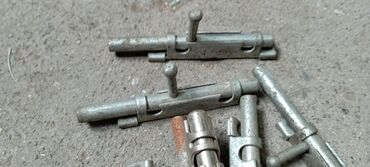 Другие товары для дома и сада: Продаю! щеколды СССР насос для сада, хомуты Европа (3кг) — 2