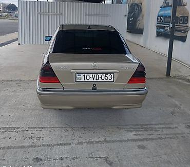 arxa kapot: Mercedes-Benz C-Sinif sedan - Korpus: 4 qapılı sedan, qızılı/metallik — 8