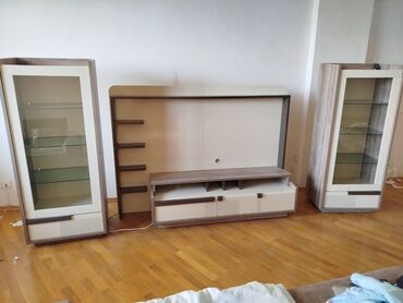 Tv stend ve iki eded qorka satilir 155azn.Hec bir problemi yoxdu