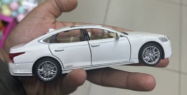 Avtomobil modelləri: Leksus sedan modelinin metal die-cast oyuncaq maketi - Korpus: metal — 13