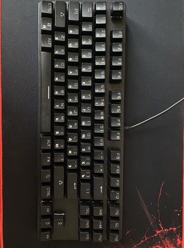 светящийся клавиатура: Leaven k550
На синих свитчах