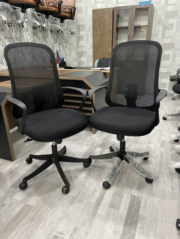 rahat market bas ofis: Qara rəngdə, tənzimlənən hündürlüyə malik, erqonomik dizaynlı ofis