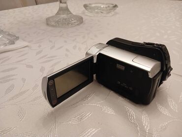 Videokameralar: Salam. Sony camera satılır. 30 gb daxili yaddaşı var. Əla