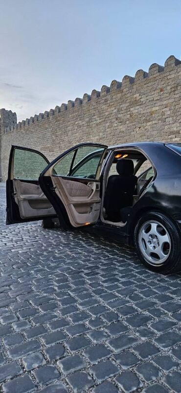 Mercedes-Benz: Mercedes-Benz E 320: 3.2 l | 2002 il Sedan — 17