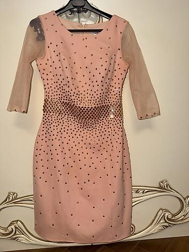 qol korseti: Pudra-çəhrayı rəngdə elegant ziyafət geyimi - Model: dar kəsim, dizə — 3