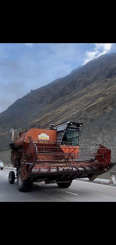 Зерноуборочные комбайны: Комбайн зерноуборочный самоходный с жаткой. 24 стартер. Кабина — 2