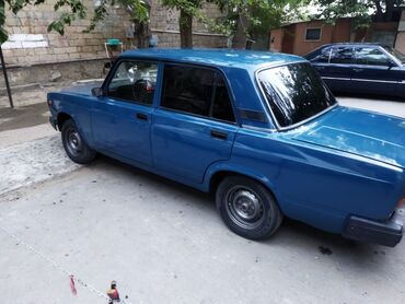Mavi rəngli, dördqapılı sedan tipli avtomobil. Avtomobilin hər iki
