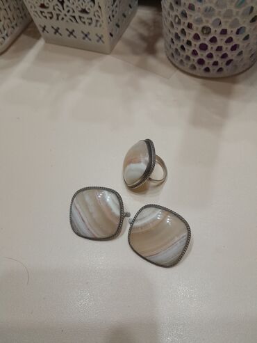 серебро продаю: Продаю набор серебра: серьги и кольцо. размер.кольца 18 из натур.камня