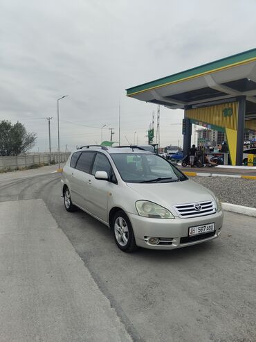 toyota минивэн: Семейный минивэн Toyota Avensis Verso серебристого цвета. Оснащен