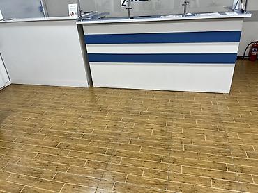 Соода жабдуулары: Продаются 2 ресепшн-стола: 1️⃣ Стол №1 * Длина: 2,42 м * Ширина: 1,15 — 1