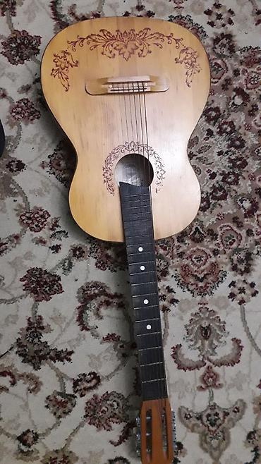 gitara qara: Sovet istehsalı 7 simli rus gitarası - Korpus: yuxarı deka ağacdan — 3