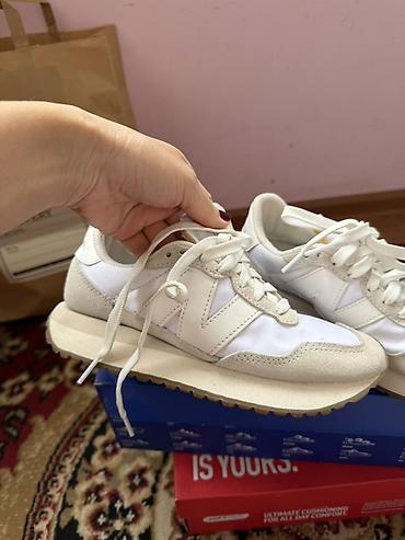 Кроссовки New Balance, белые - Лаконичный ретро‑дизайн с фирменной at lalafo.kg Кроссовки New Balance, белые - Лаконичный ретро‑дизайн с фирменной