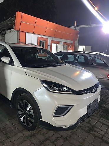 Другие автомобили: Электрический кроссовер белого цвета с современным дизайном — 7