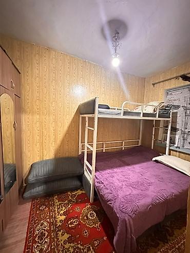 2комнаты: Продаётся одноэтажный кирпичный дом с мансардным окном и двором.4 — 4