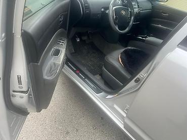 Toyota: Toyota Prius – hibrid hetçbek - Korpus: 5 qapılı hetçbek, gümüşü rəng — 3
