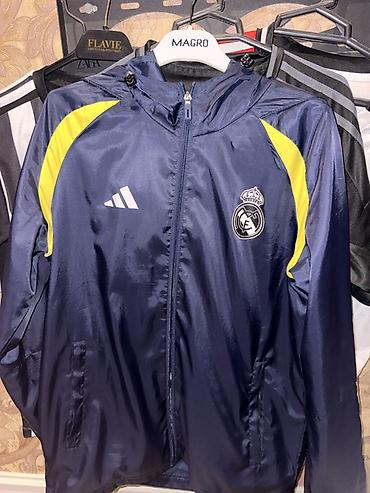 Kişi geyimləri: Real Madrid küləkkeçirməz yüngül jaket - Rəng: tünd göy, çiyinlərdə — 1