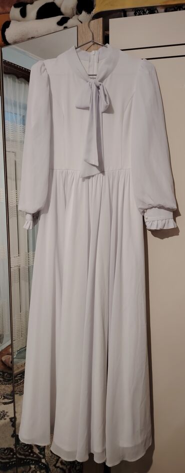 Plaşlar: Ağ rəngli uzun don - Dizayn: Boyunda bağlama şarf/qulaqcıq detalli