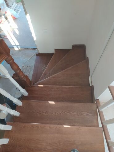 Деревянные лестницы: Деревянная лестница с окрашенными ступенями и белыми балясинами — 12