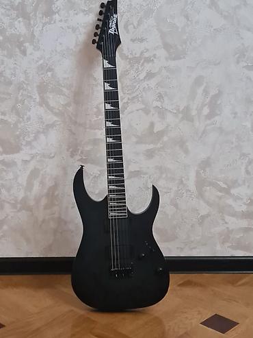 gitara qara: Ibanez elektrik gitara – RG seriyası üslubunda, mat qara rəng. Gitara — 1