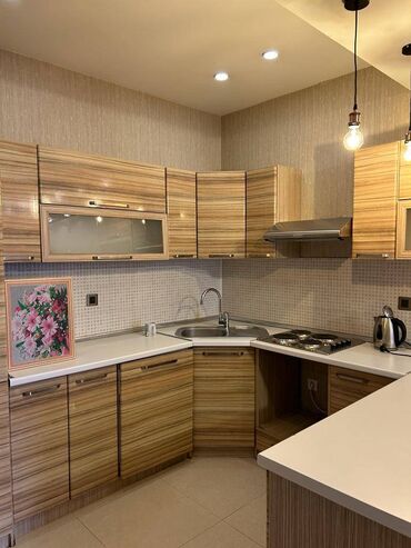 Uzunmüddətli kirayə mənzillər: Mənzil kirayə verilir. Nizami metrosuna piyada 10 deq, Zabitlər — 5