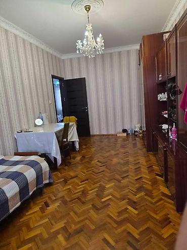 berdede ev satilir: Bakı, 8-ci mikrorayon, 4 otaqlı, Köhnə tikili, m. Azadlıq Prospekti, 115 kv. m — 2