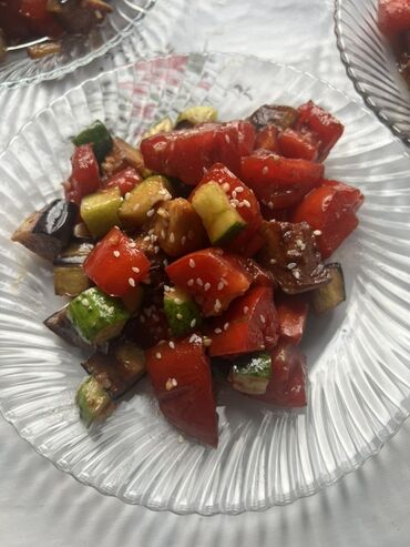 суши пицца: Свежий овощной салат с баклажанами, кабачками и томатами, заправленный
