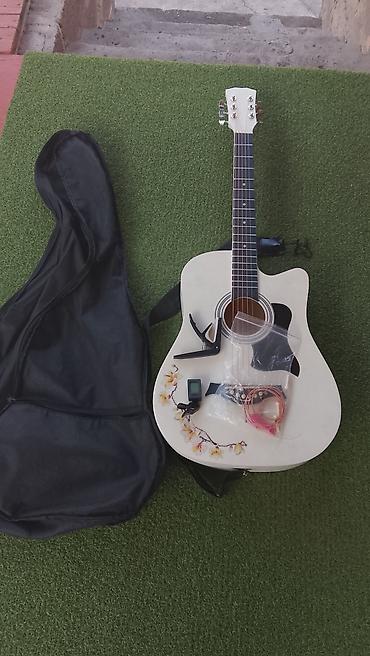 Гитары: Акустическая гитара с вырезом (cutaway), цвет корпуса — белый с — 7