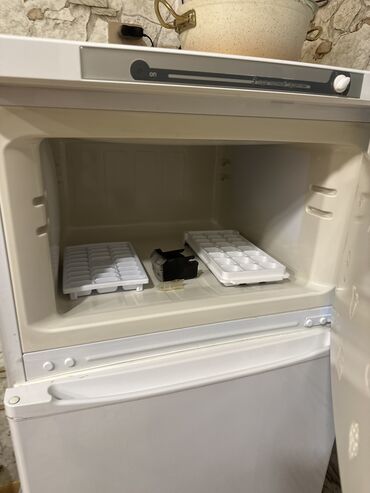 Duxovkalar: Xarab 2 qapılı Indesit Soyuducu Satılır, rəng - Ağ, Təkərli