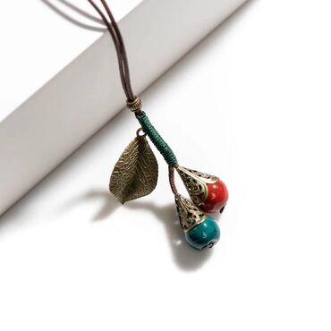oze i posebno jedna: Sofistirana ogrlica urađena od keramičkih, perličnih i metalnih