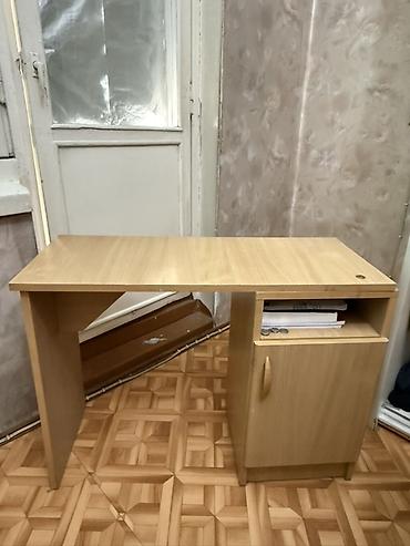 мебельный щит: Компактный рабочий стол из ЛДСП в светлом древесном оттенке. - — 2