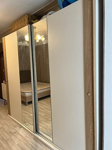 asilqan 65 azn: Məhsul: Yataq otağı üçün sürgülü şkaf + tumbalar Təsvir: - Üç qapılı — 2