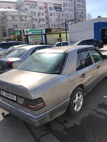 Mercedes-Benz: Седан Mercedes-Benz с кузовом E-класса (W124) бежевого цвета — 4