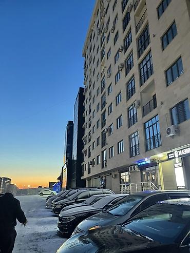 салон сатылат: Кеңселерди ижаралоо, 58 м², Бизнес борборунда, Тоолор көрүнүп турат — 1