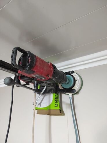 Вентиляторы: Белый настенный вентилятор с круглой лицевой панелью, предназначенный — 6