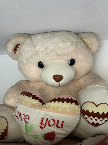 love is: Большой Плюшевый мишка с сердцем “Love you”. Нужна небольшая — 1