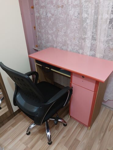 Ofis oturacaqları: Kompüter masa və rahat ofis kreslosu dəsti. Masa: - Kompakt ölçülü