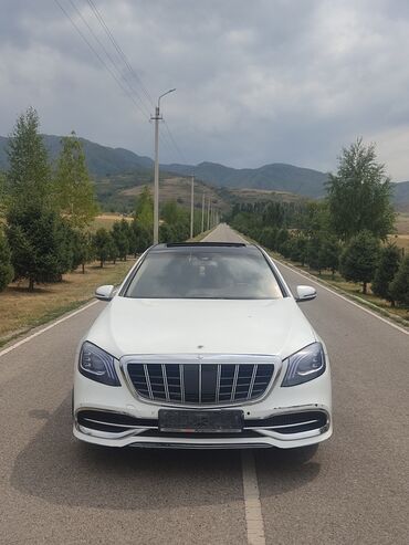 мерс s class: Белый седан Mercedes-Benz S-класса с чёрной панорамной крышей
