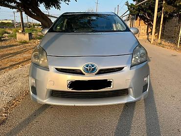 s class mercedes: Toyota Prius (3-cü nəsil) – gümüşü rəng, hibrid Xüsusiyyətlər: - — 2