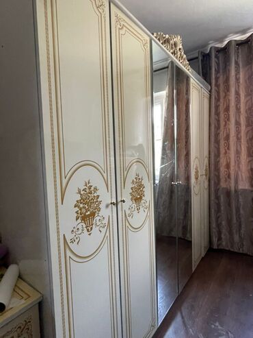 Шкафтар: Кийим салуучу шкаф, Колдонулган, Түз
