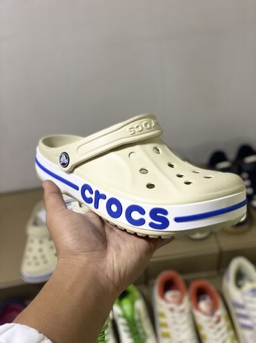 кроксы белые: Кроксы унисекс с объемной надписью CROCS на боковой части подошвы
